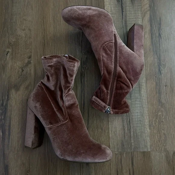 Steve Madden Blush Velvet Booties 5.5 - Picture 2 of 4